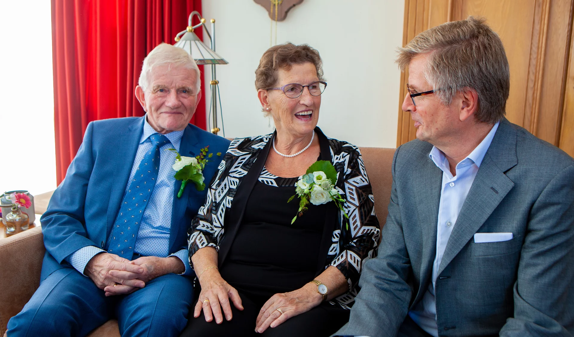 Henk en Maria Visser met wethouder Bert Rebel die hen kwam feliciteren.