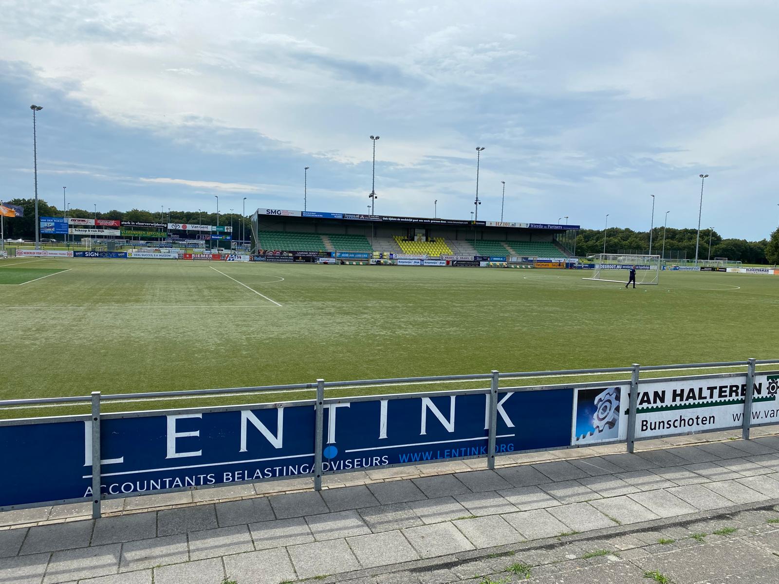 Tribune overzicht gele stoeltjes
