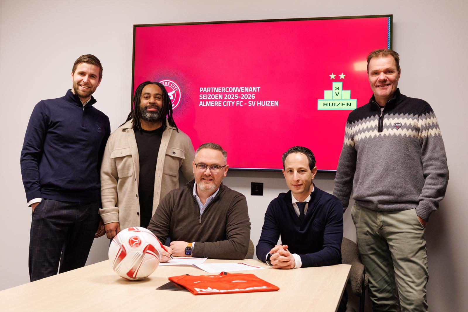 Almere City FC versterkt regionale voetbalbasis met nieuw convenant