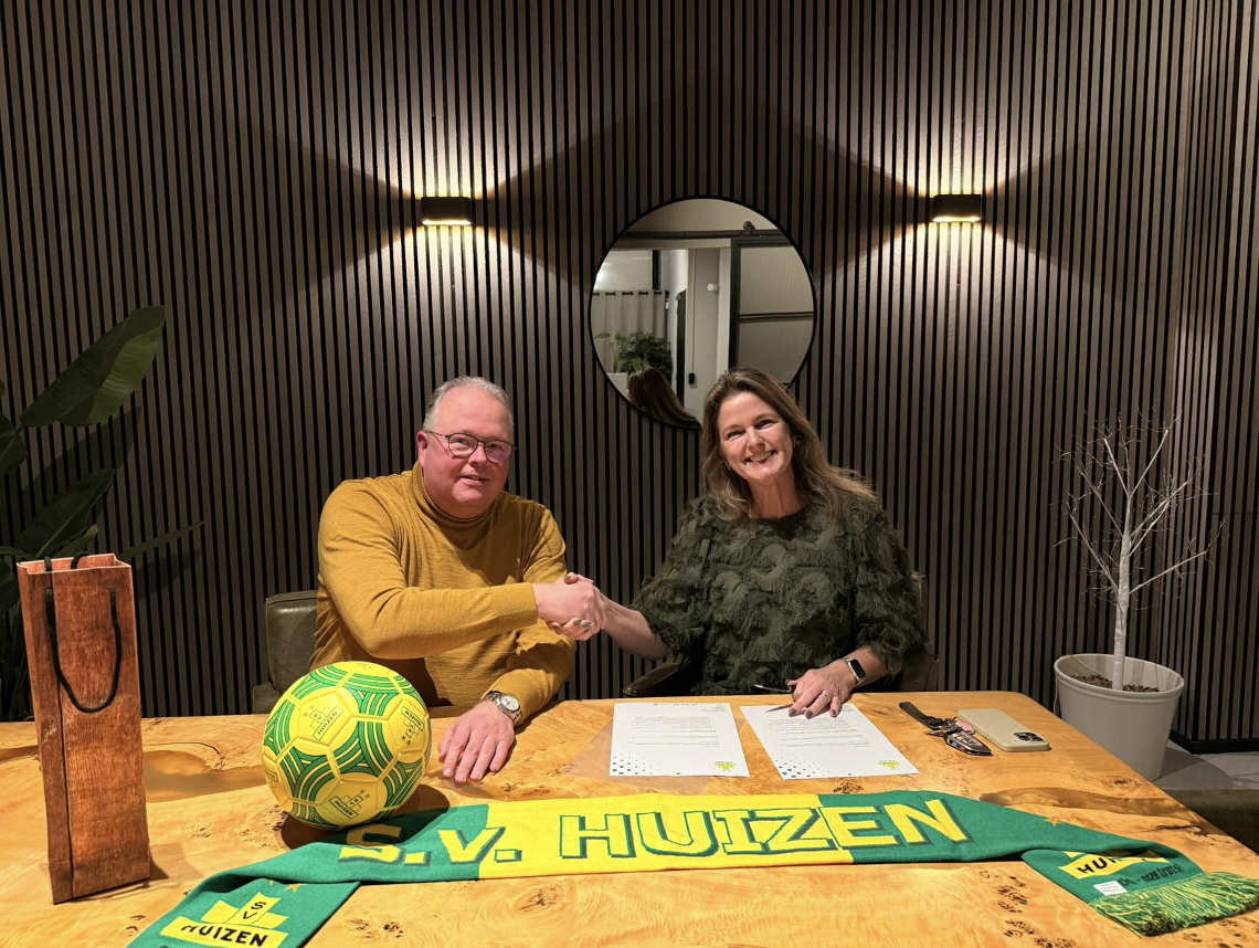 Sjaak Veerman en Martine Kruyning bevestigen met een handdruk de samenwerking