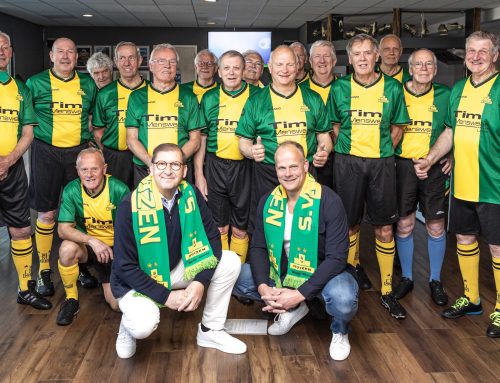 Nieuwe gesponsorde shirts en een stralende dag Walking Football bij s.v. Huizen