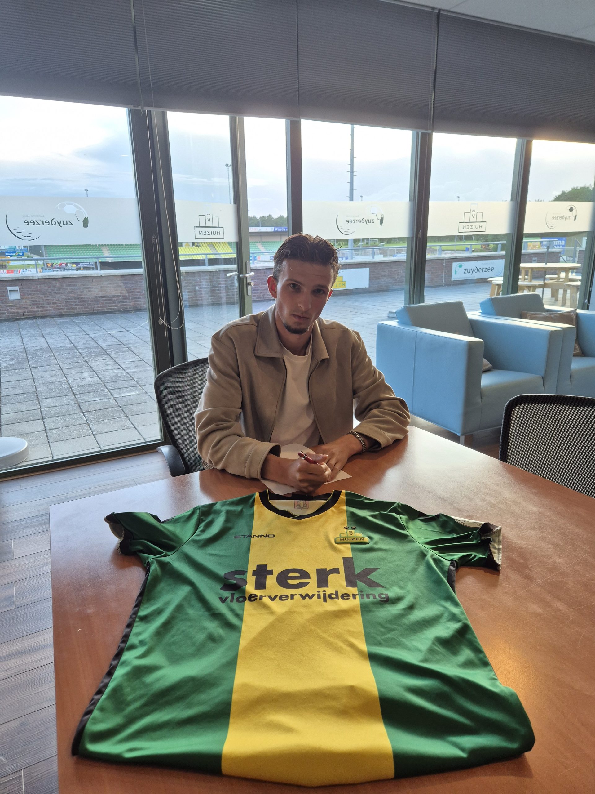 Kevin van Dieren tekent