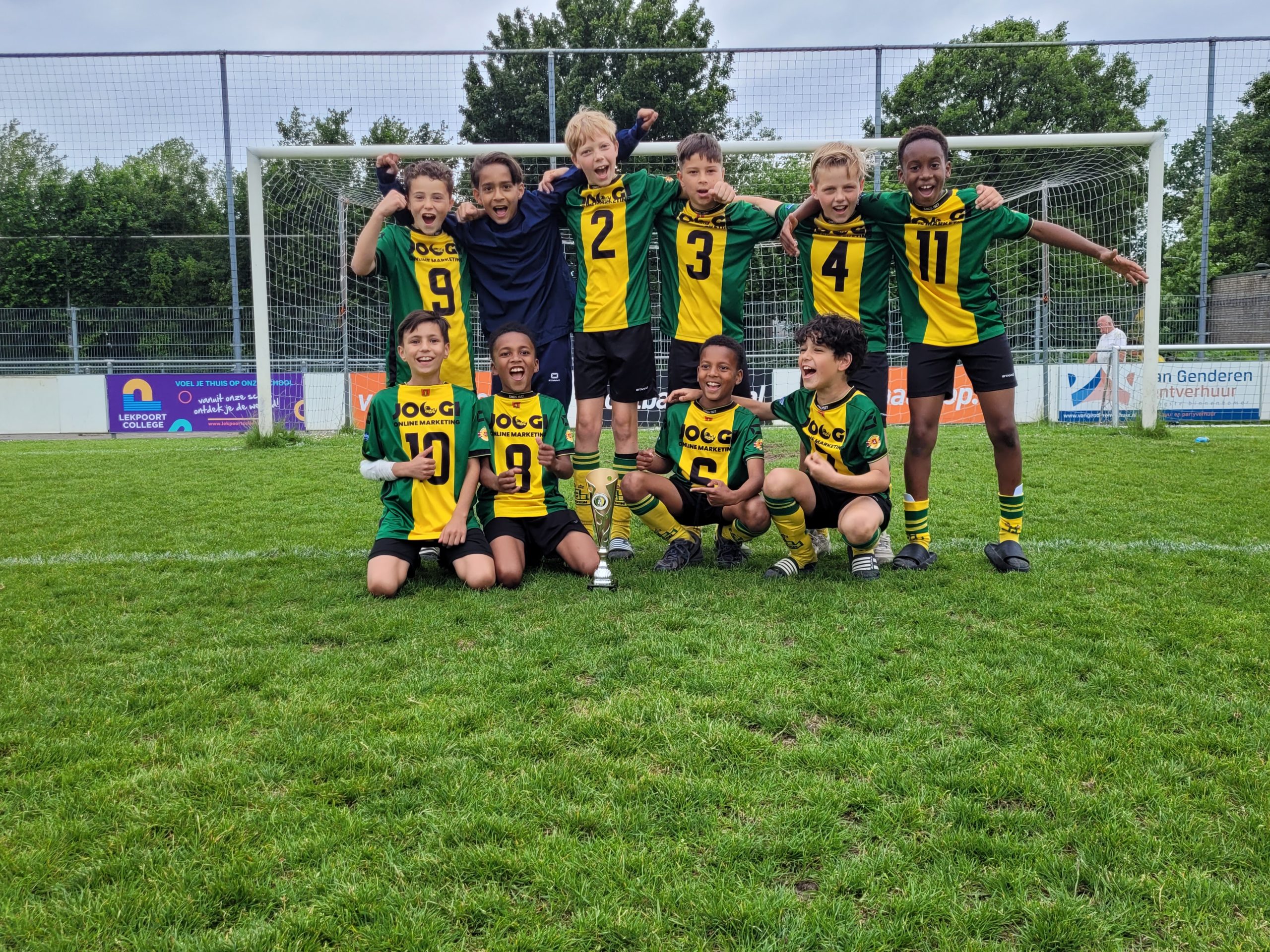 jo10-1 op Harry van Abkoude toernooi met beker