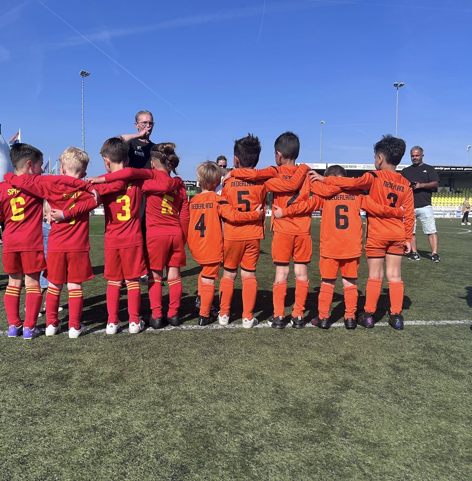 Finaledag Champions League – Nations league (kinderen arm-in-arm)