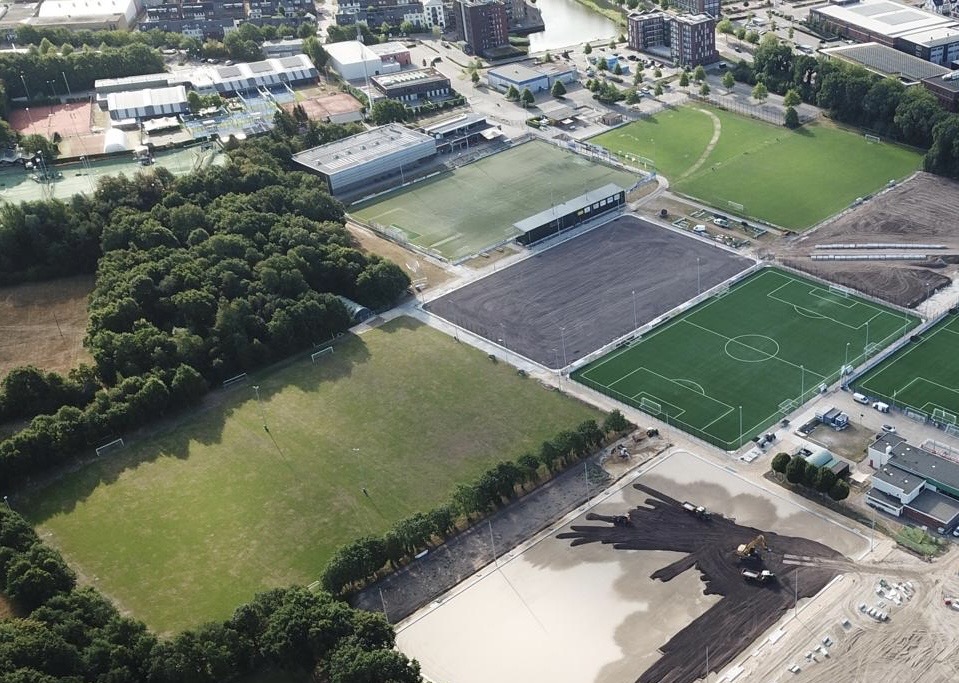 Hoger perpectief van nieuwe kunstgrasvelden