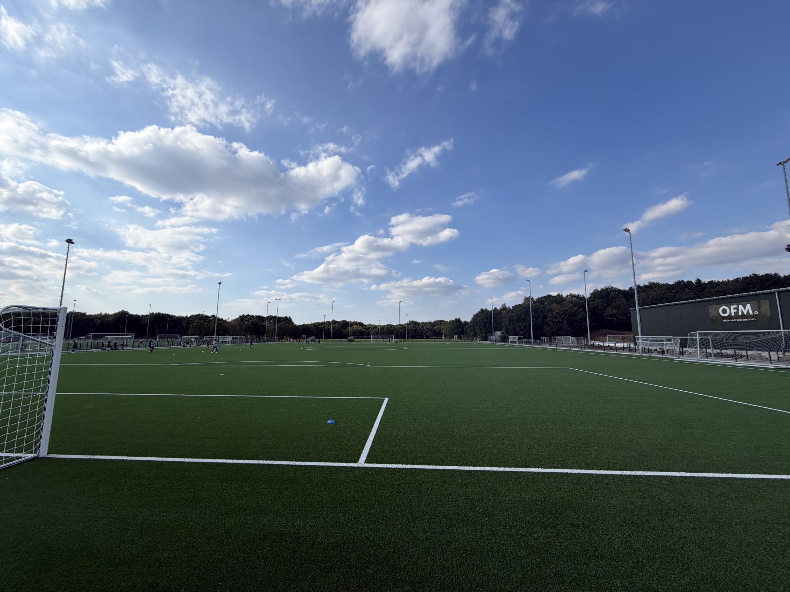 Aanzicht korte zijde kunstgrasveld