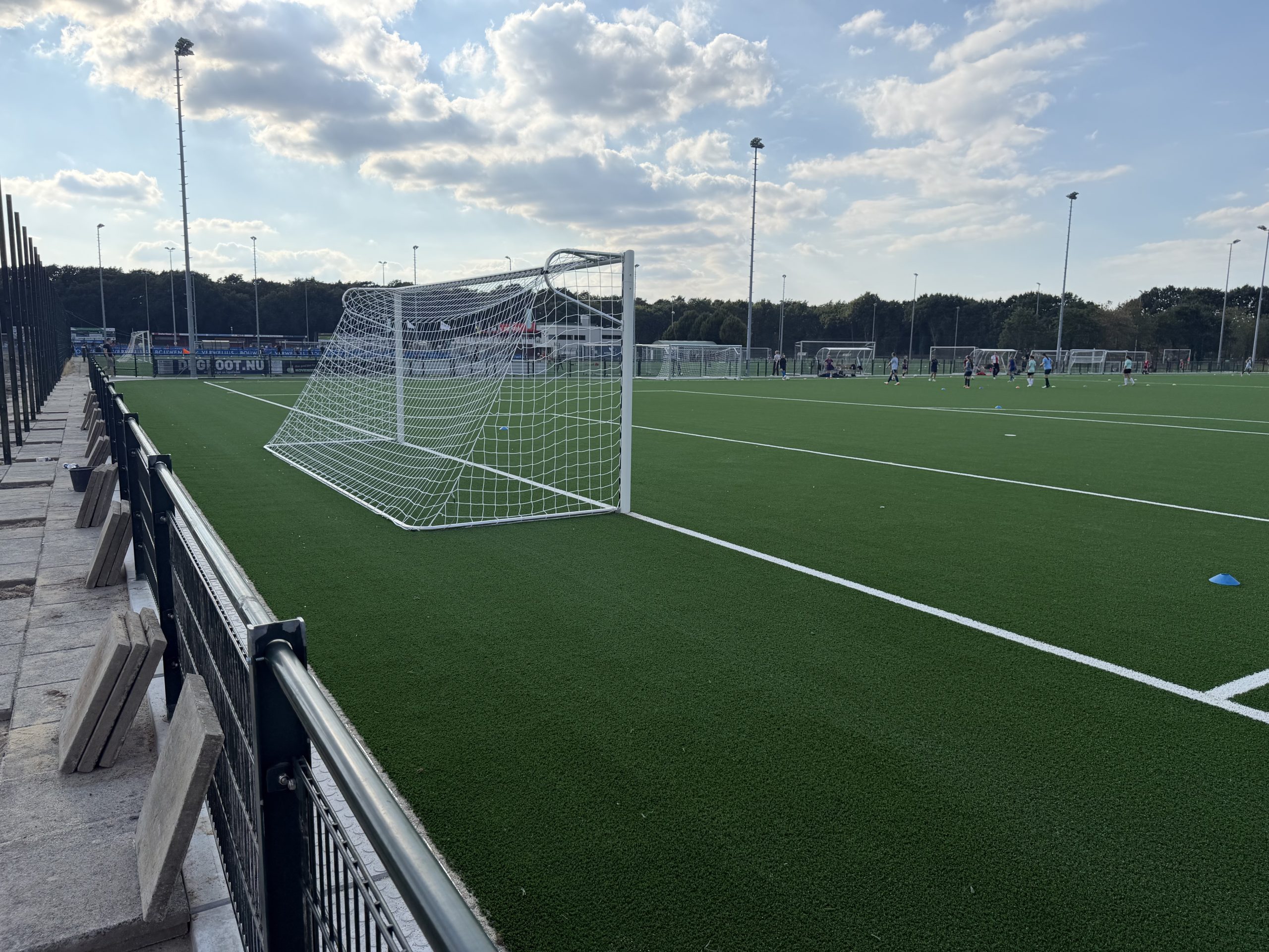 Aanzicht met doel kunstgrasveld