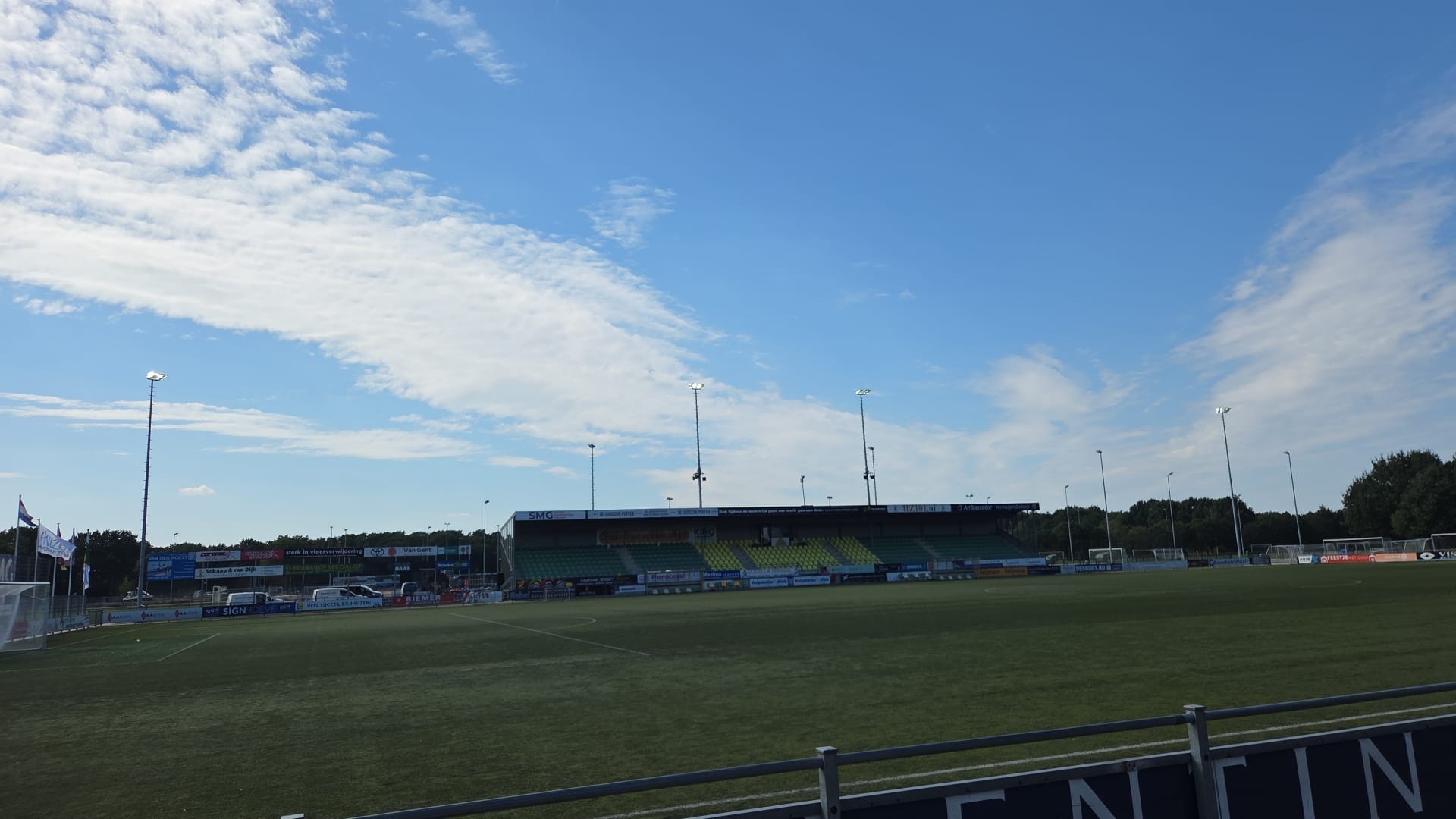 Aanzicht tribune met veld