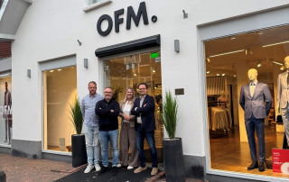  Yvo Eckhart, Dennis Molenaar, Brenda Schipper (Bestuur s.v. Huizen) en Marc Ros (Storemanager OFM.)