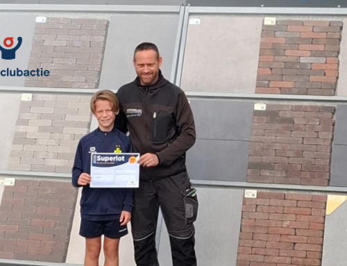 Kippersluis Sierbestrating steunt s.v. Huizen met een Superlot!