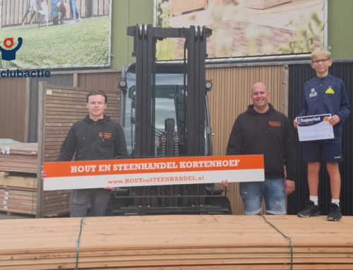 Hout- en Steenhandel Kortenhoef steunt s.v. Huizen met een Superlot!